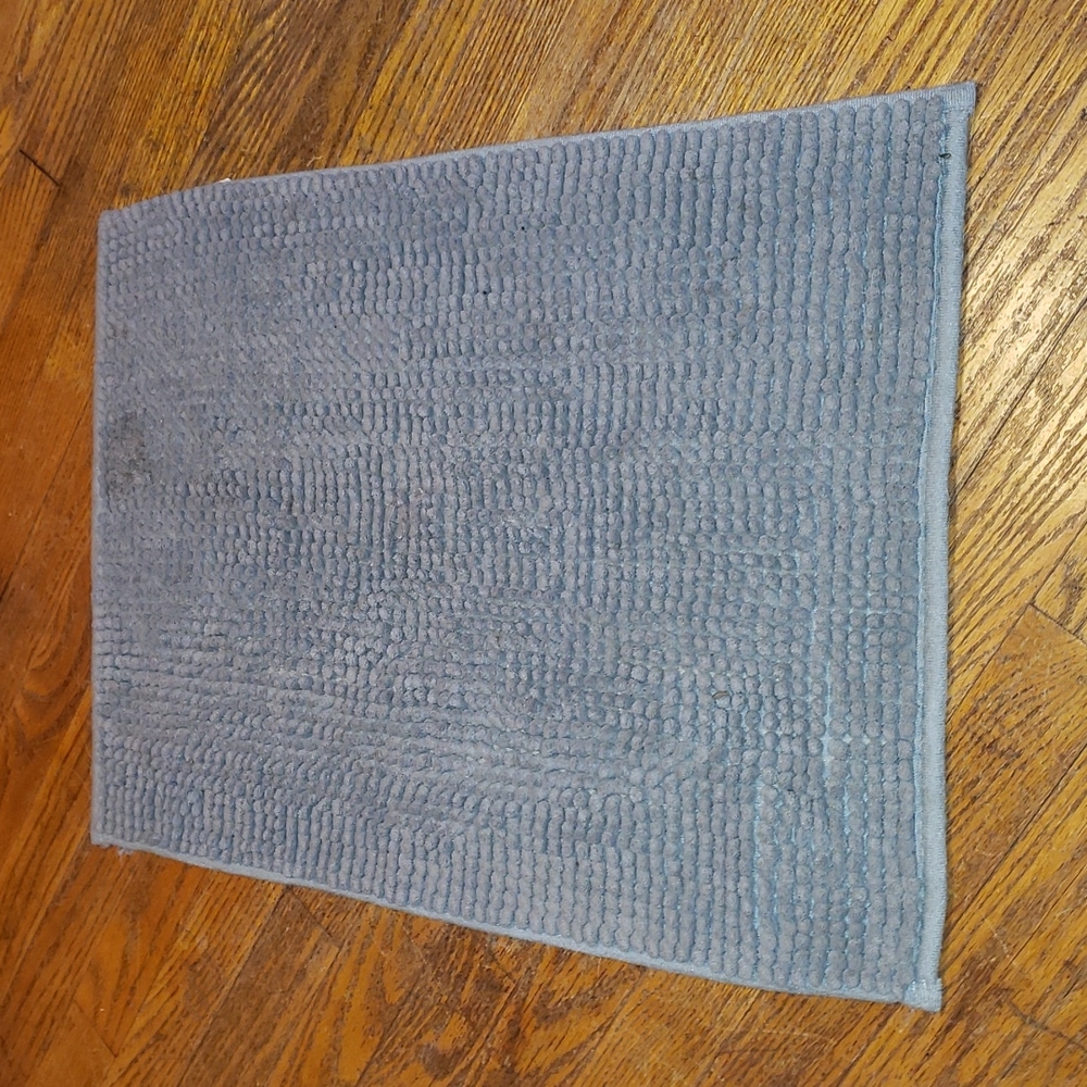 Gray bath mat (18x25)
